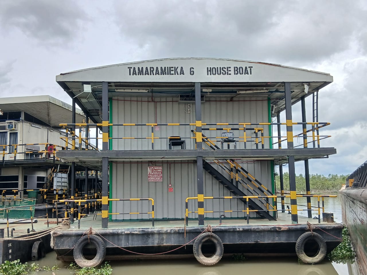 Tamaramieka 6 house boat at berth