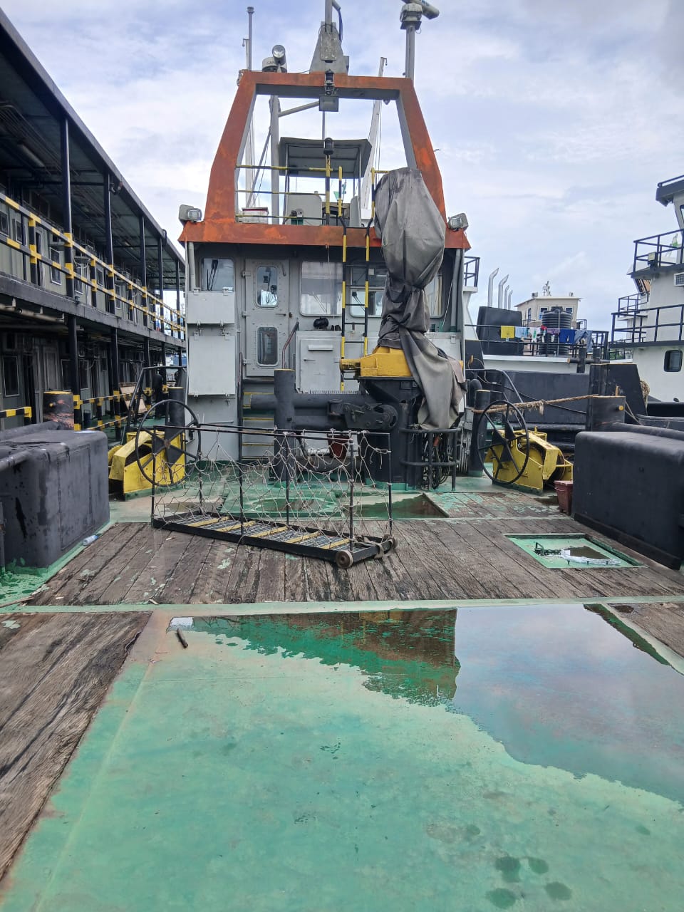 Tug working deck with crane and towing equipment