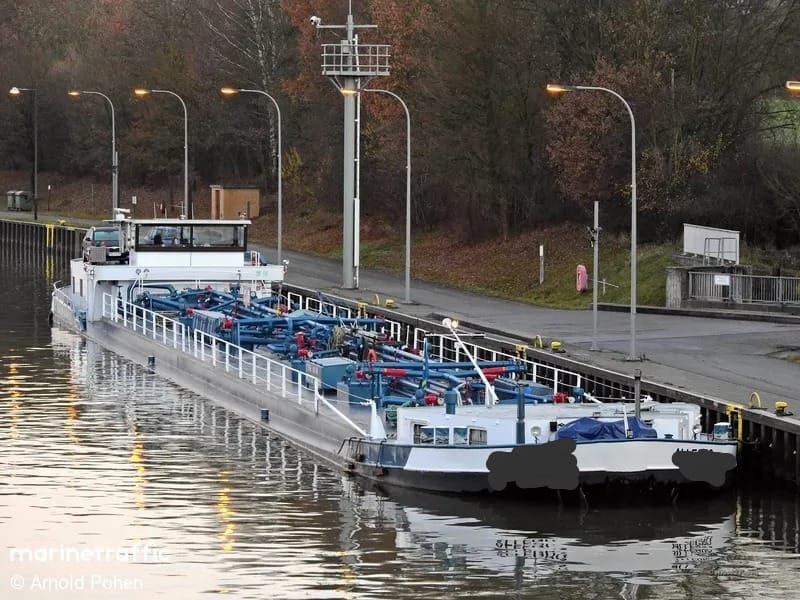 Self-propelled barge for diesel supply underway
